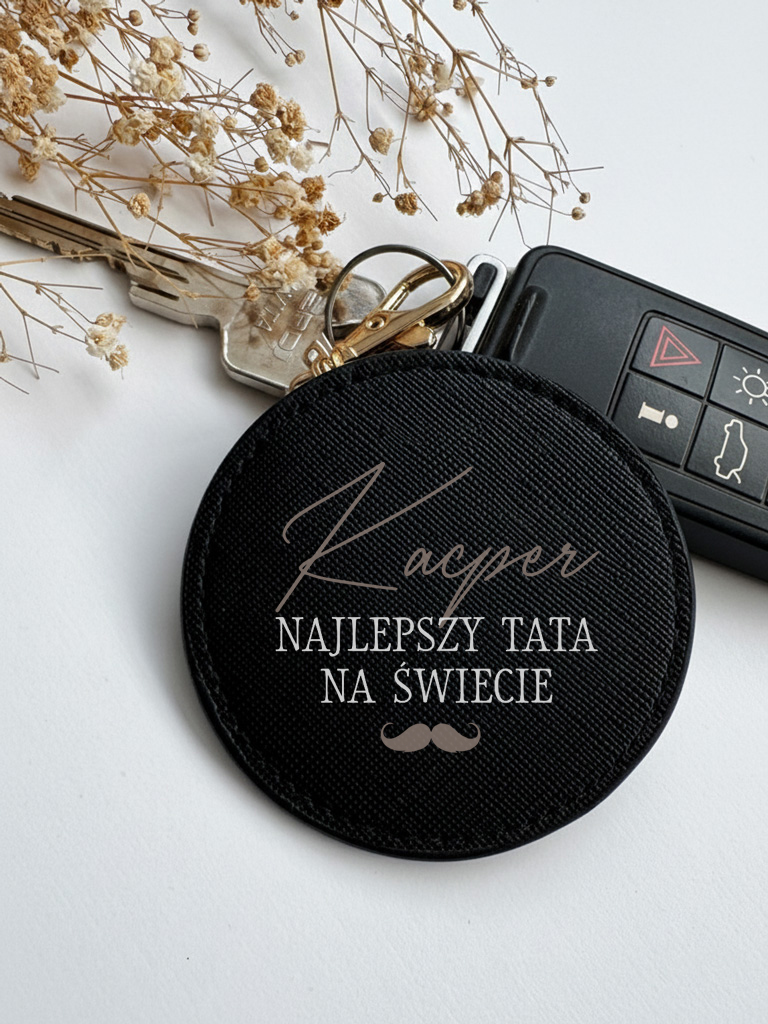 Czarny breloczek z nadrukiem najlepszy dziadek/tata na świecie