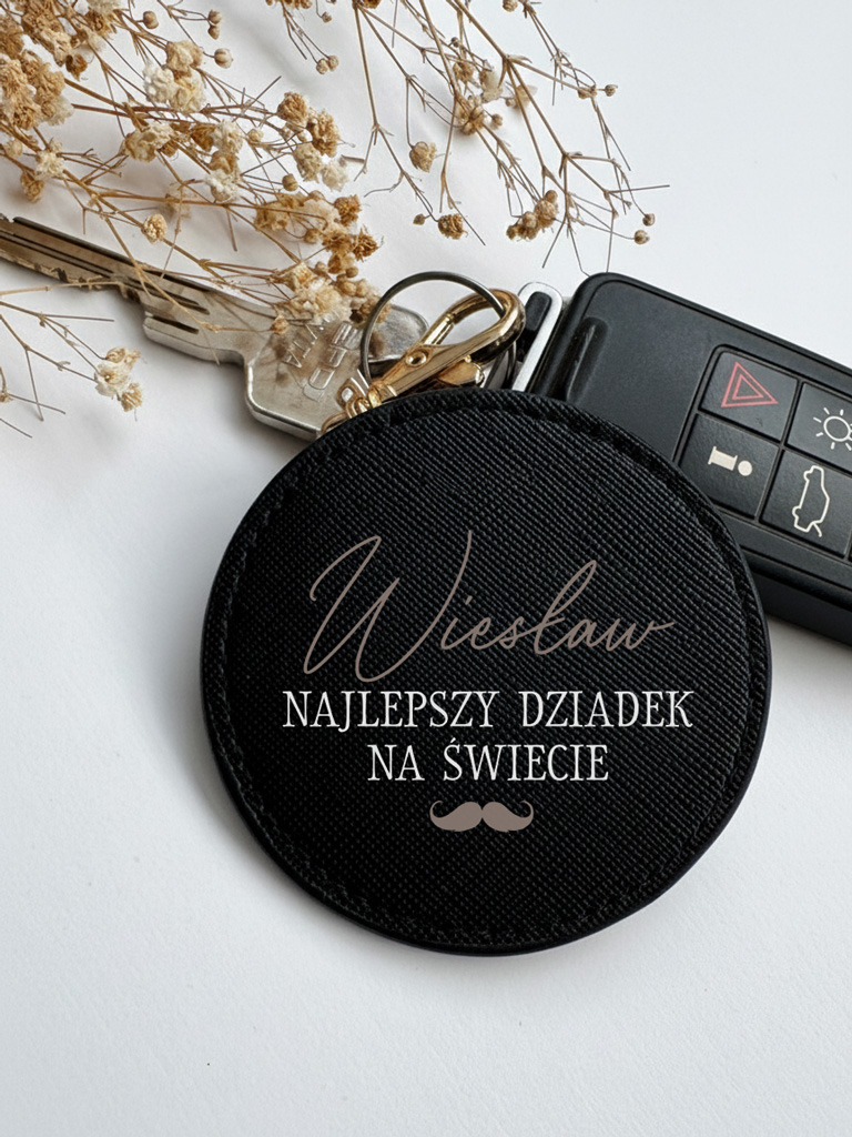 Czarny breloczek z nadrukiem najlepszy dziadek na świecie