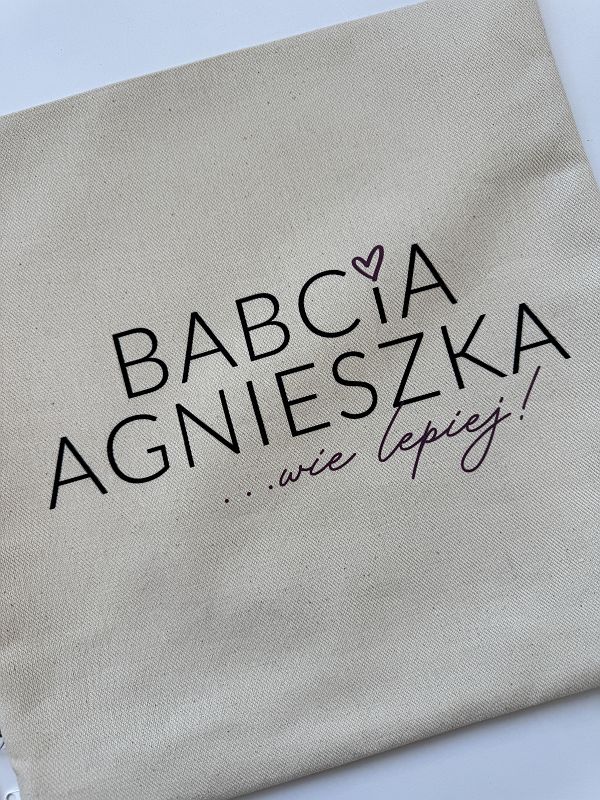 Poszewka z nadrukiem babcia Agnieszka wie lepiej