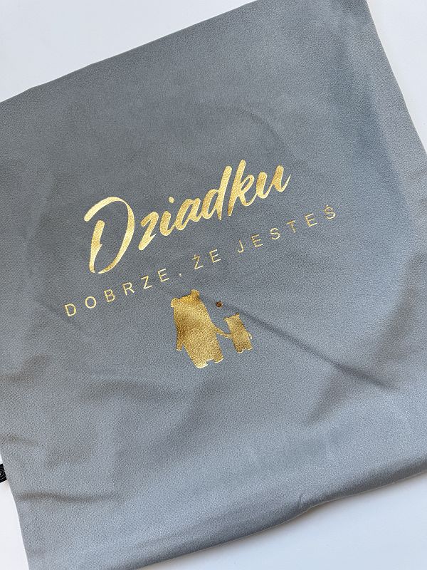 Poszewka welurowa szara ze złotym nadrukiem dziadku dobrze że jesteś