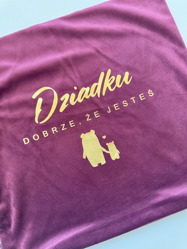 Poszewka welurowa bordowa ze złotym nadrukiem dziadku dobrze że jesteś