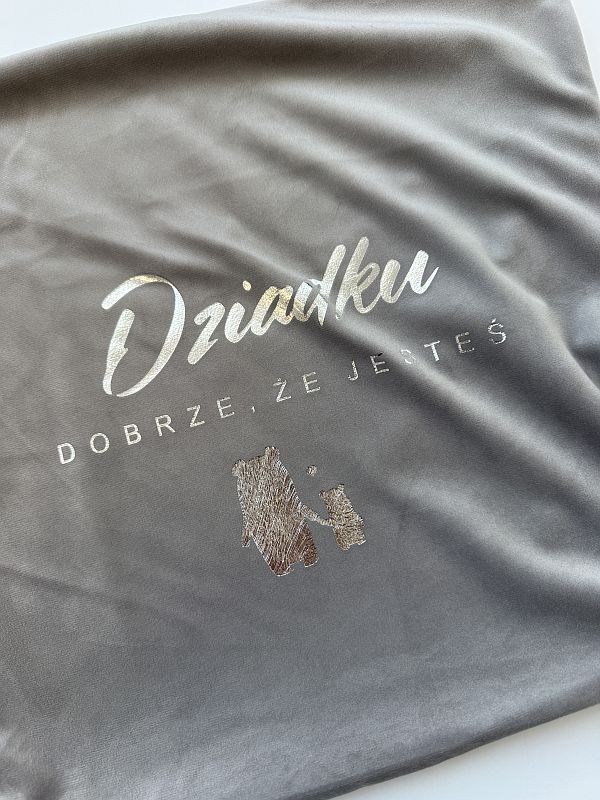 Poszewka welurowa szara ze srebrnym nadrukiem dziadku dobrze że jesteś