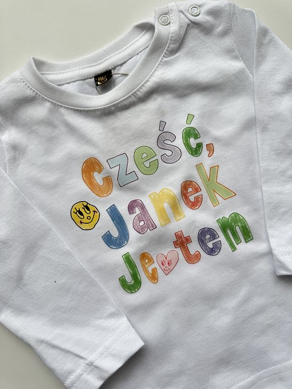 Koszulka biała długi rękaw z nadrukiem cześć Janek jestem rozmiar 80