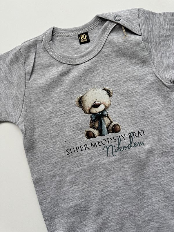 Body szare krótki rękaw z nadrukiem misia super młodszy brat Nikodem rozmiar 80