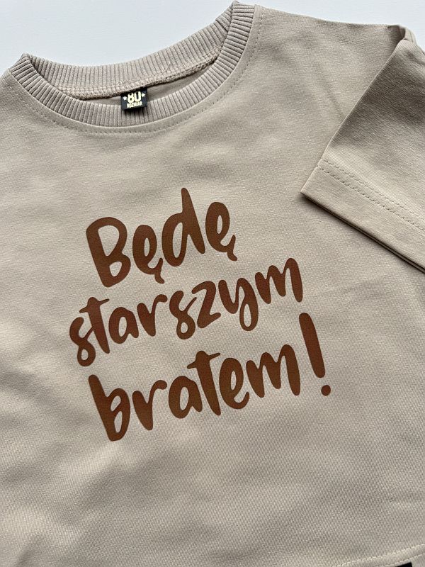 Koszulka beżowa krótki rękaw z nadrukiem będę starszym bratem rozmiar 80