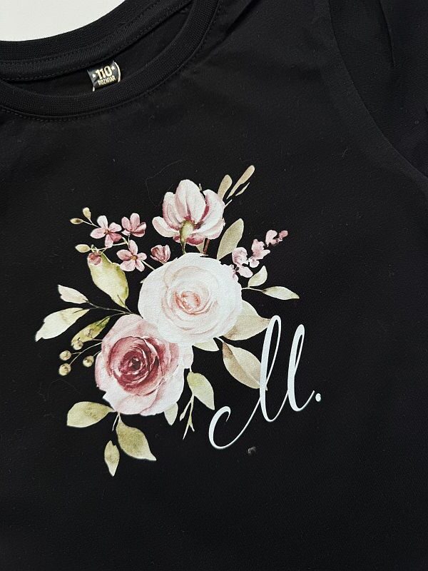Koszulka czarna krótki rękaw inicjał M w kwiatach rozmiar 110