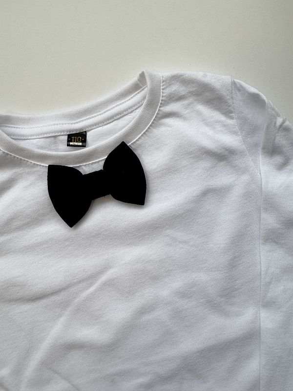 Koszulka biała długi rękaw czarna mucha rozmiar 110