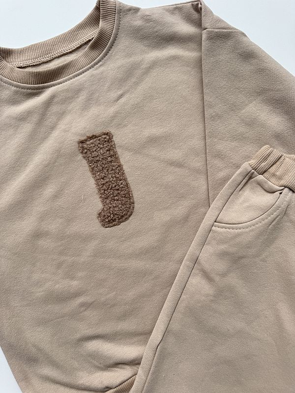 Komplet beżowy bluza + spodnie dresowe pluszowy inicjał J rozmiar 122