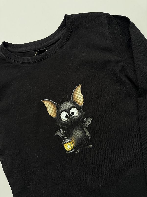 Koszulka czarna długi rękaw z nietoperzem rozmiar 128