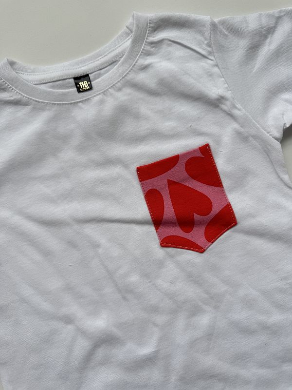 Koszulka biała krótki rękaw kieszonka w serduszka rozmiar 116