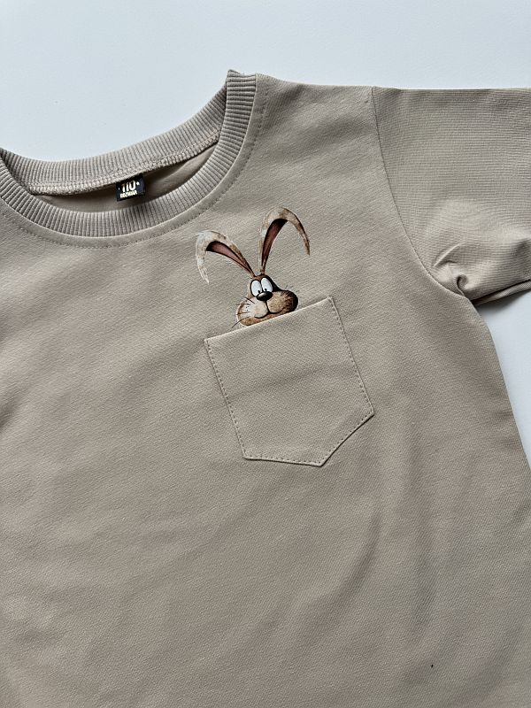 Koszulka beżowa krótki rękaw królik w kieszonce rozmiar 110
