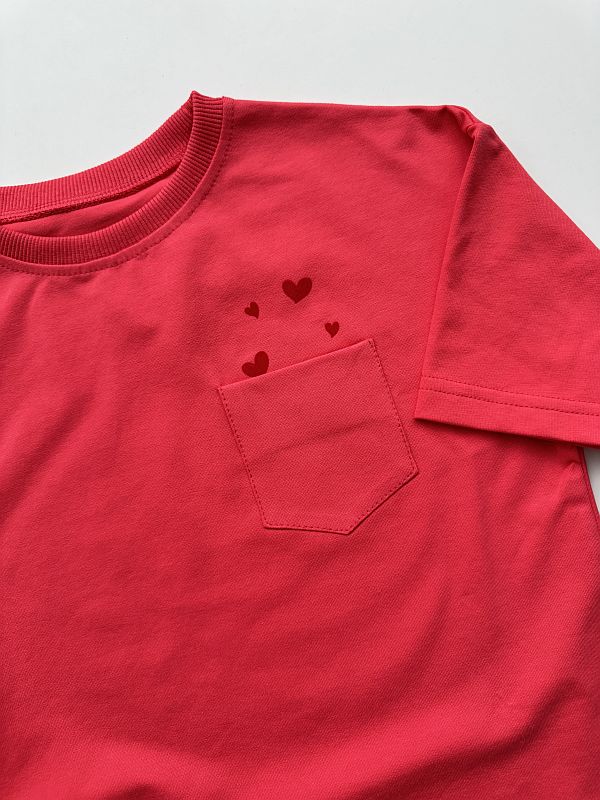 Koszulka koralowa krótki rękaw serca w kieszonce rozmiar 110