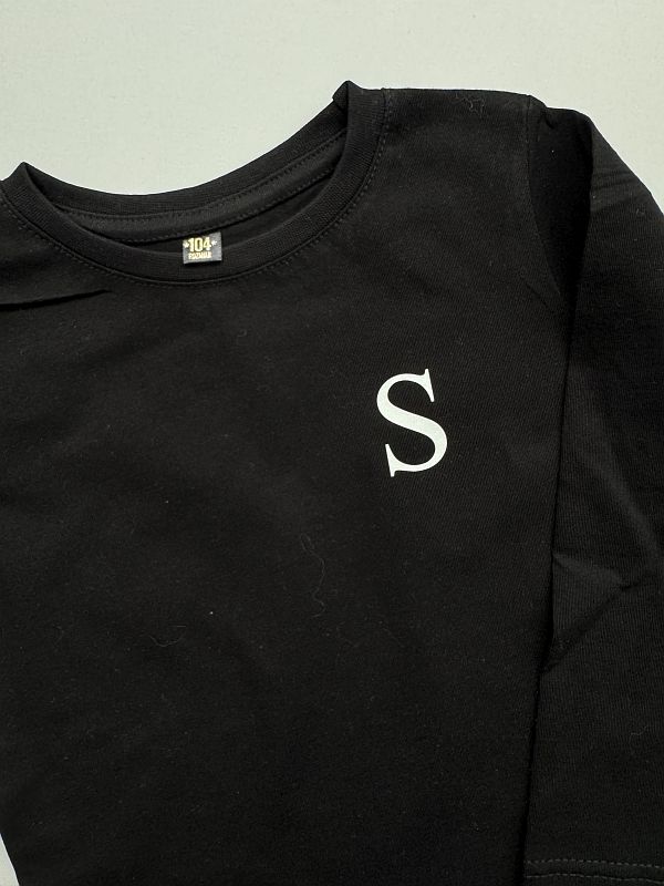 Koszulka czarna długi rękaw inicjał S rozmiar 104