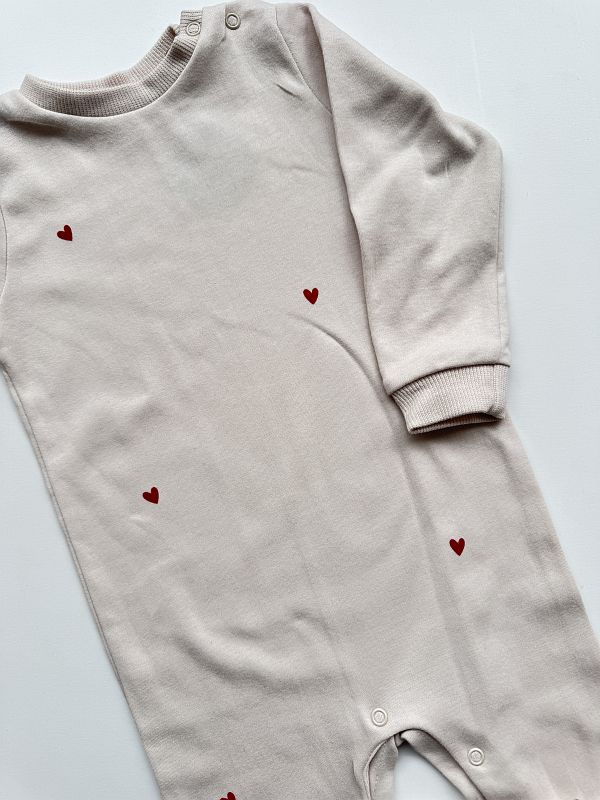 Pajac bez stópek beżowy w serduszka rozmiar 86