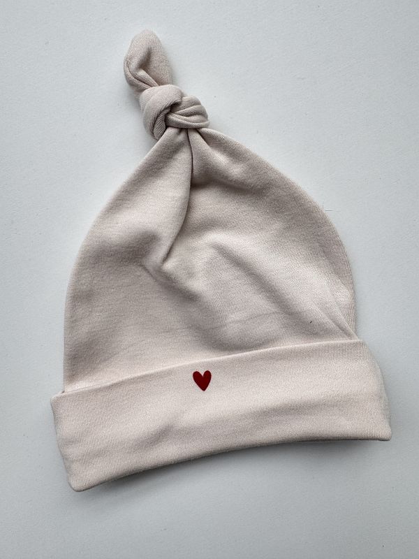 Czapeczka supełek beżowa z serduszkiem rozmiar 68