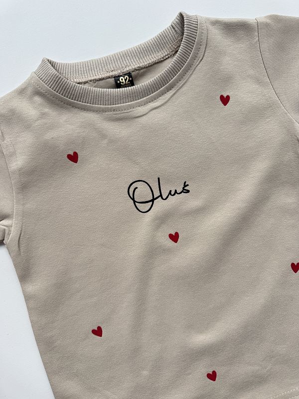 Koszulka beżowa krótki rękaw Oluś z sercami rozmiar 92