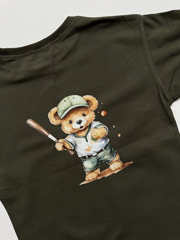 Koszulka oliwkowa krótki rękaw nadruk dwustronny miś rozmiar 122