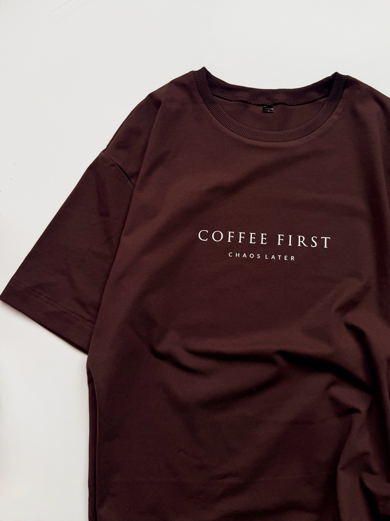 Koszulka damska z nadrukiem coffee first chaos later