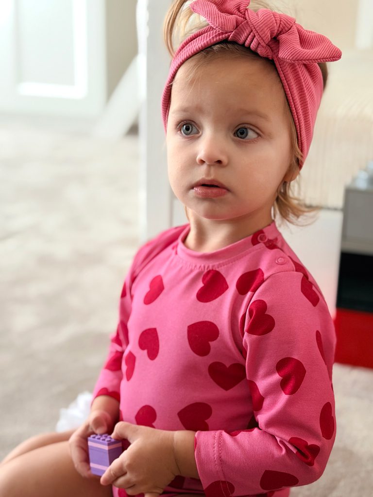 Body niemowlęce z długim rękawem w serduszka