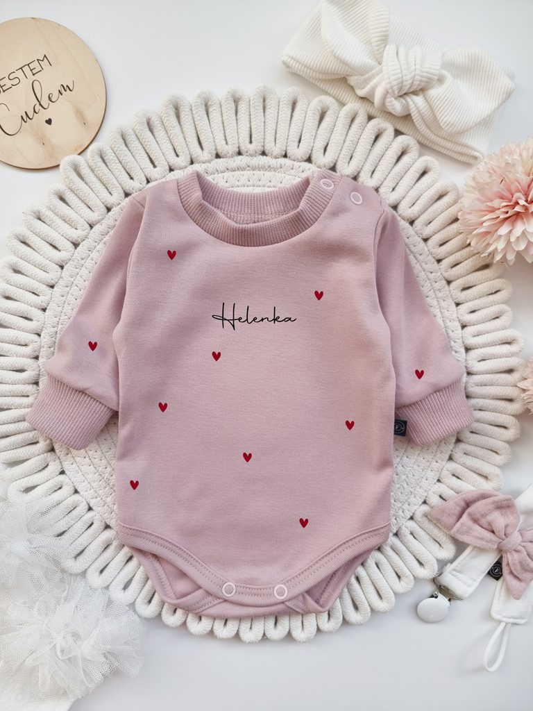 Body dla niemowlaka z nadrukiem serduszek i imienia