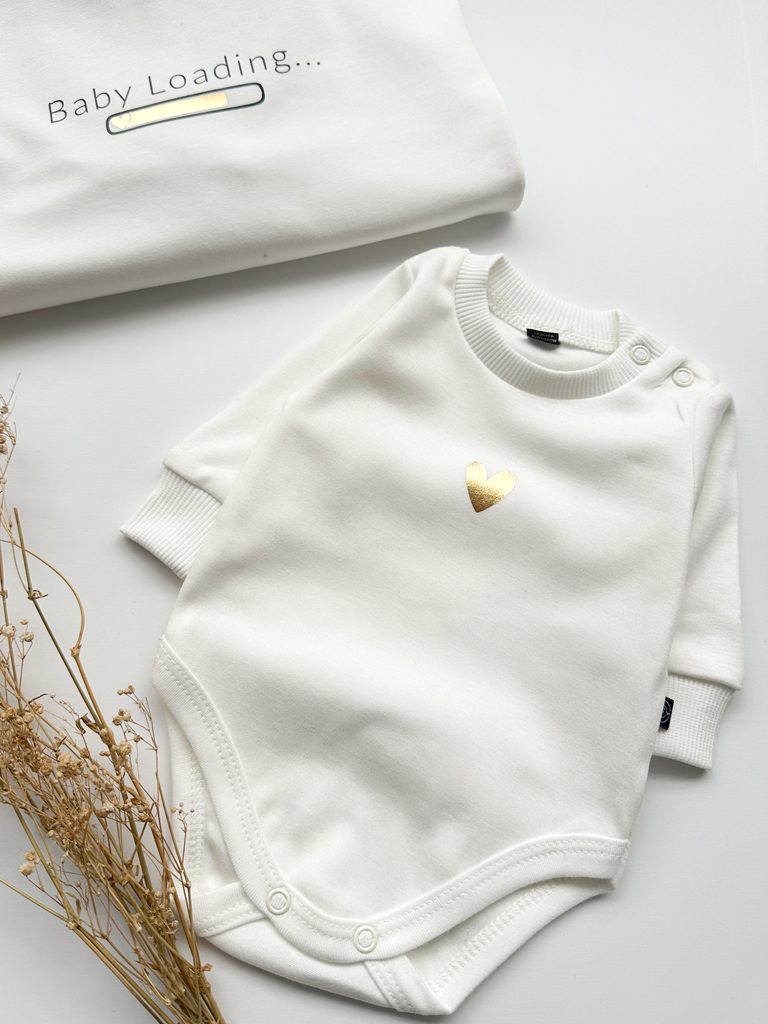 Body niemowlęce z nadrukiem złotego serduszka