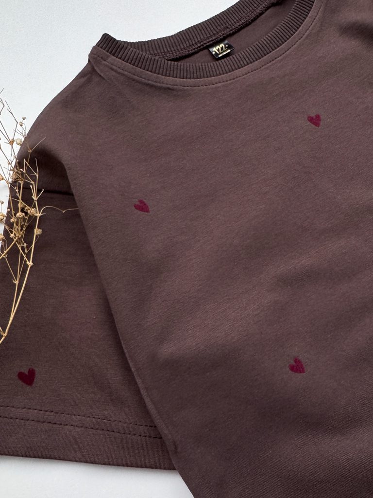 Koszulka dziecięca z nadrukiem bordowych serduszek