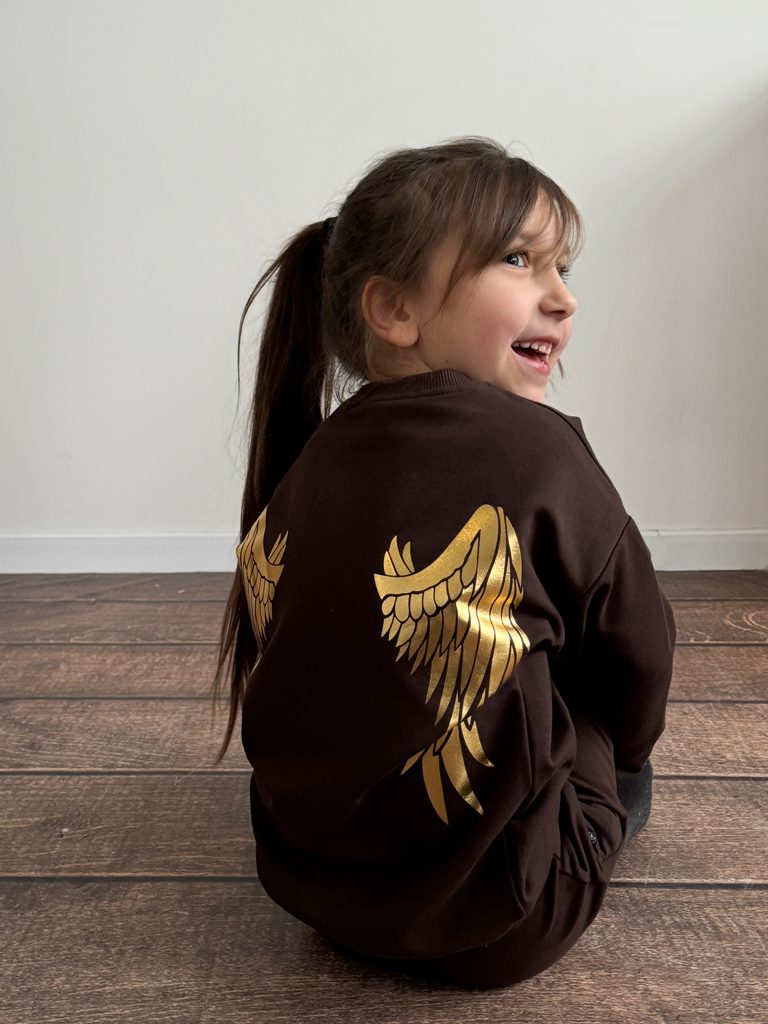 Brązowy komplet dla dziecka złote skrzydła (bluza + spodnie)