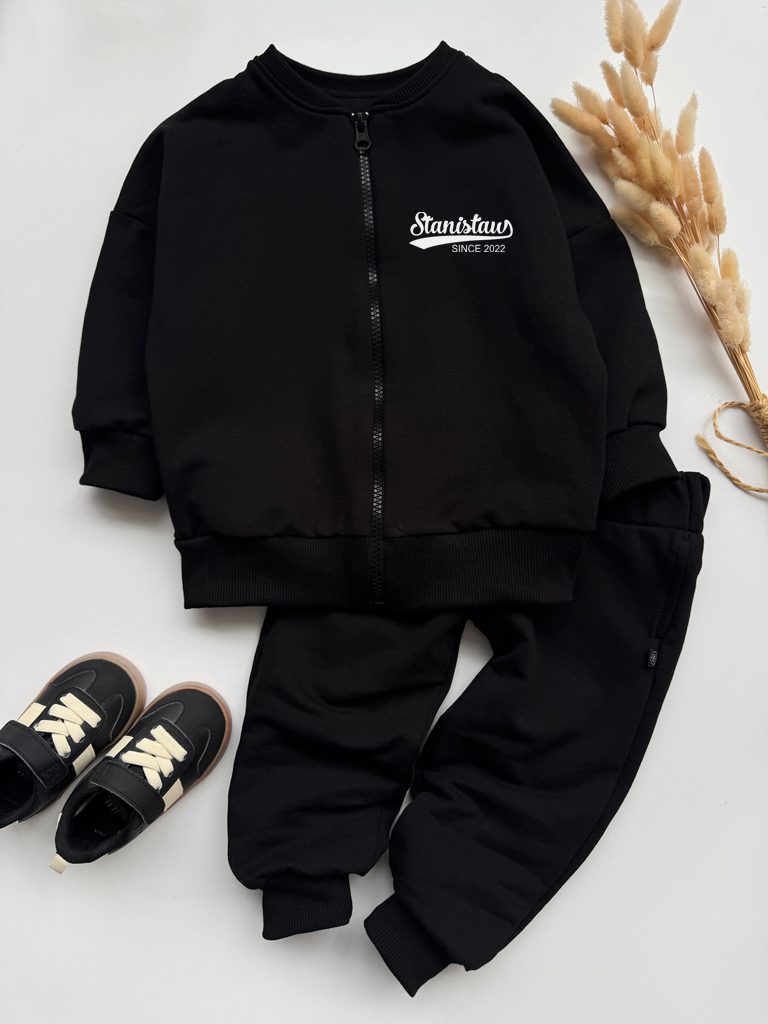 Czarny komplet dla dziecka z imieniem (bluza bejsbolówka + spodnie)