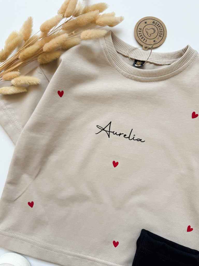 Koszulka dziecięca z nadrukiem serduszek i imienia
