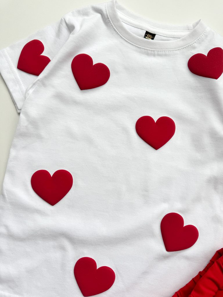 Koszulka dziecięca z nadrukiem czerwonych serc (Kopia)