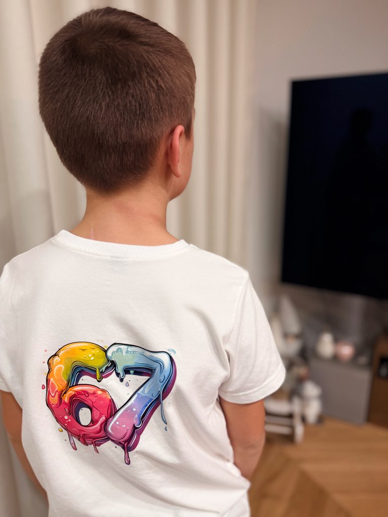 Koszulka dziecięca z kolorowym nadrukiem 67