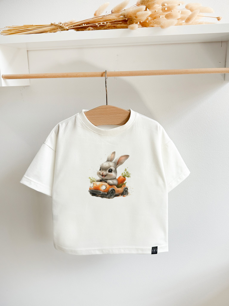 Koszulka dziecięca królik w aucie z marchewką