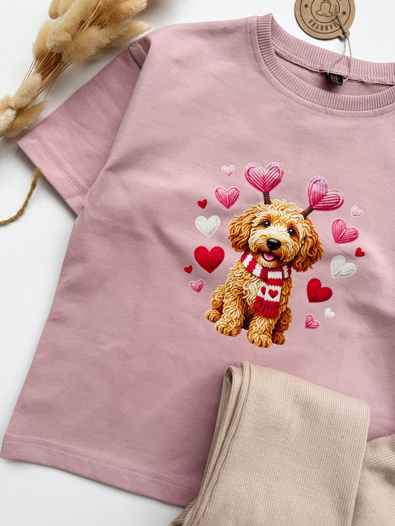 Koszulka dziecięca z nadrukiem pieska i serduszek