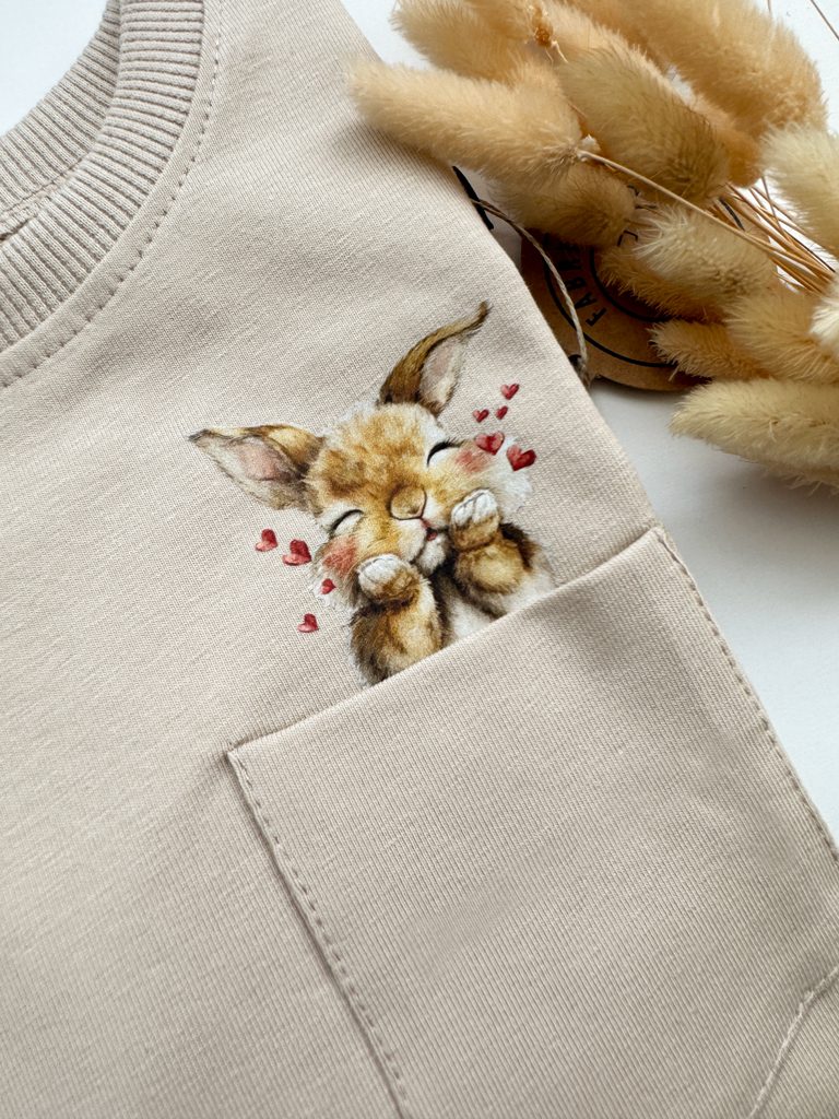 Koszulka dziecięca zakochany zajączek w kieszonce