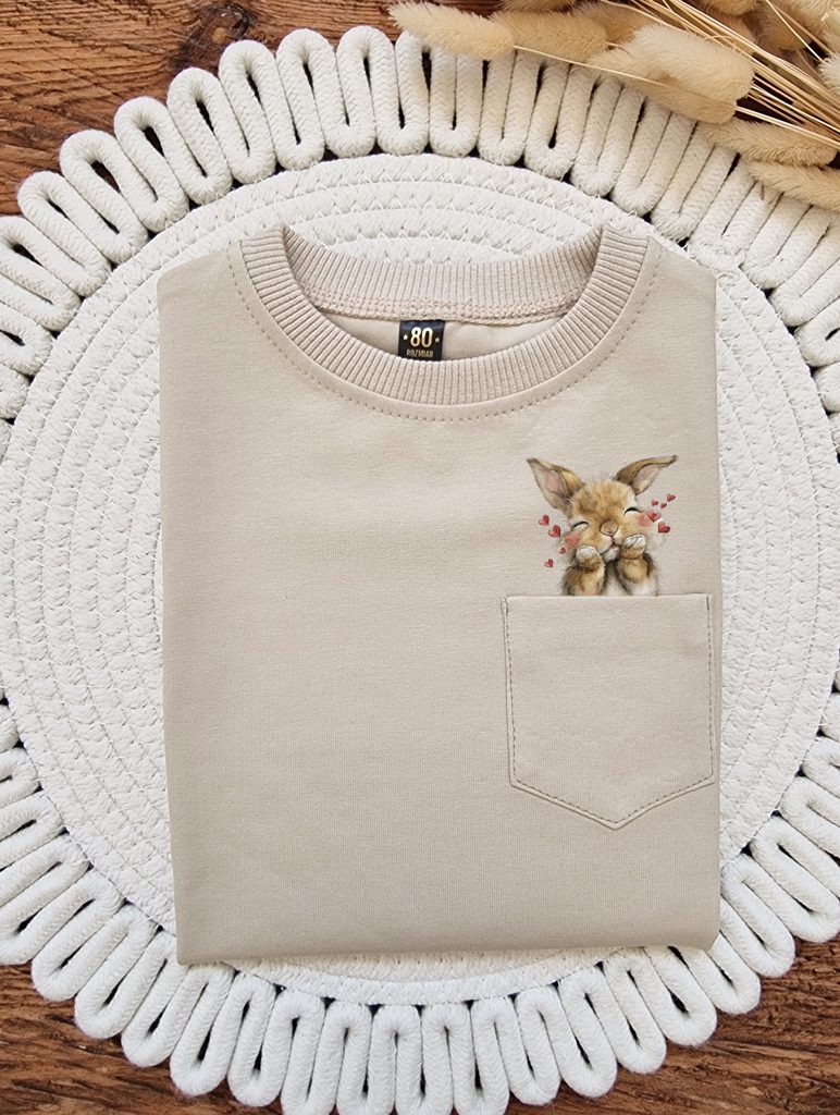 Koszulka dziecięca zakochany zajączek w kieszonce