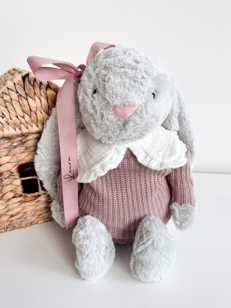 Maskotka szary króliczek w sweterku z kołnierzykiem