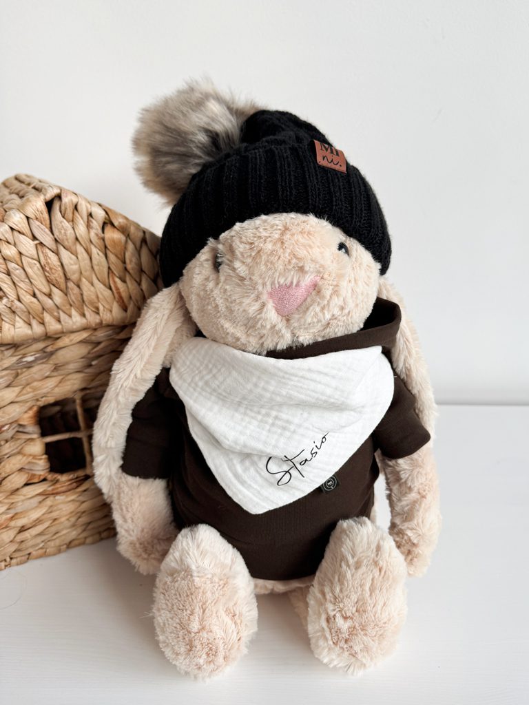 Maskotka beżowy króliczek w bluzie i czapeczce