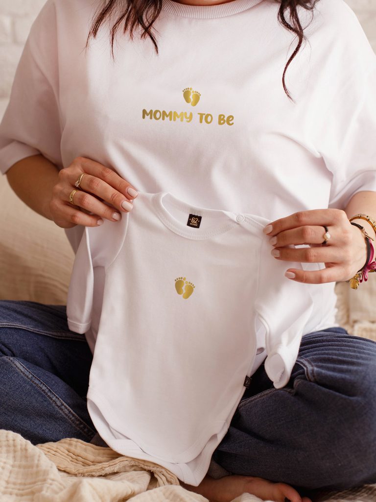 Komplet dla mamy i dziecka z nadrukiem stópek