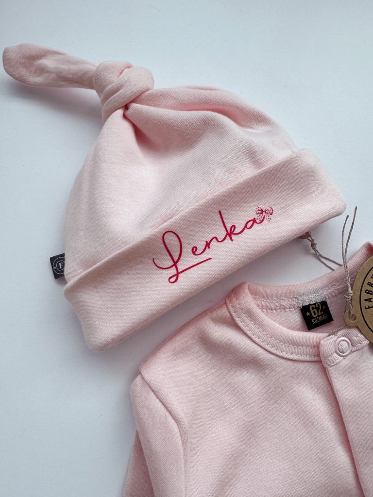 Czapeczka supełek z nadrukiem imienia z kokardką