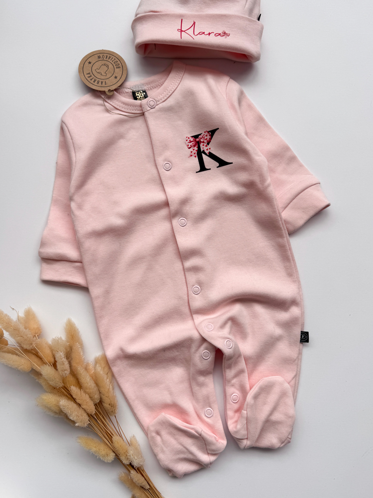 Pajacyk niemowlęcy ze stópkami inicjał z kokardką