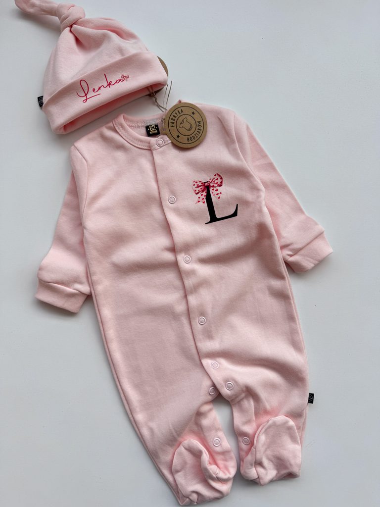Pajacyk niemowlęcy ze stópkami inicjał z kokardką