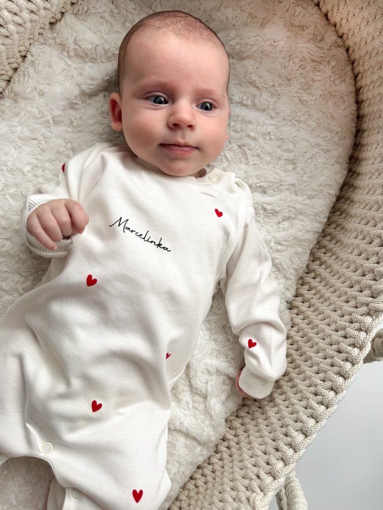 Pajac niemowlęcy z nadrukiem serduszek i imienia