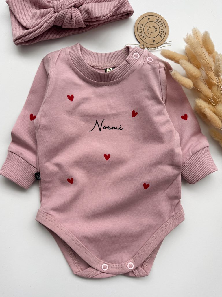 Body dla niemowlaka z nadrukiem serduszek i imienia