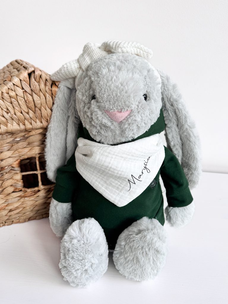 Maskotka szary króliczek w zielonej bluzie