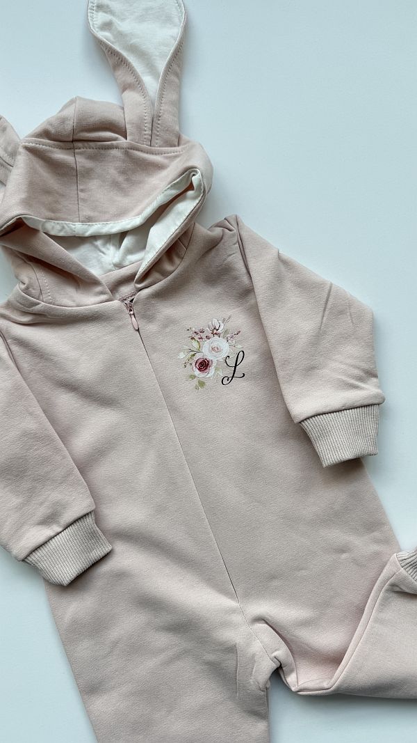 Kombinezon brudny róż z uszami zająca inicjał Z rozmiar 74