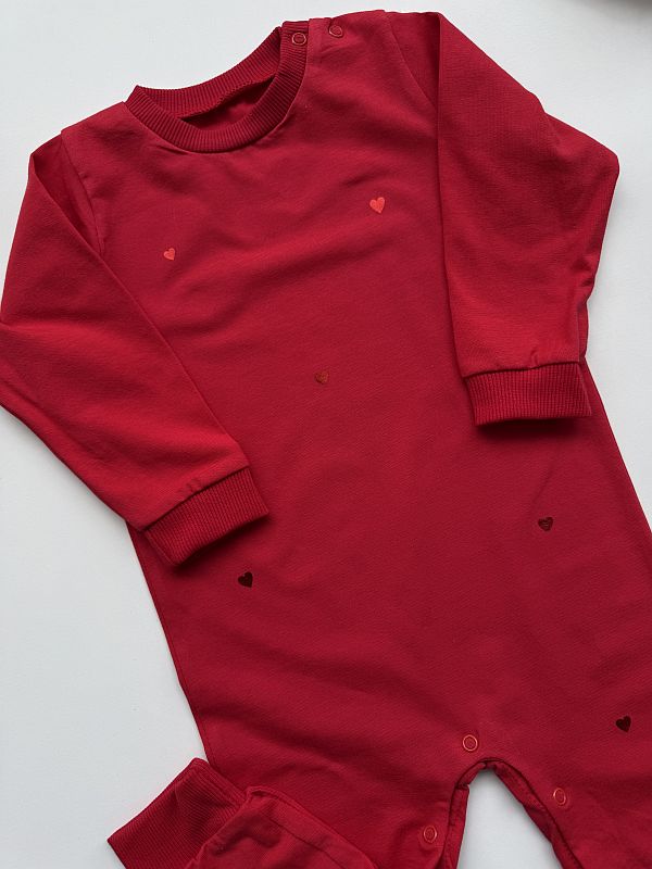 Pajac czerwony z serduszkami rozmiar 86