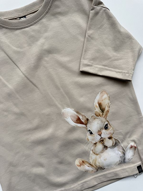 Koszulka beżowa z zającem rozmiar 110