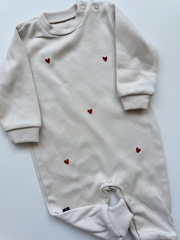 Pajac jasny beż z serduszkami rozmiar 62