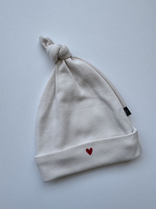 Czapeczka jasny beż z serduszkiem rozmiar 62
