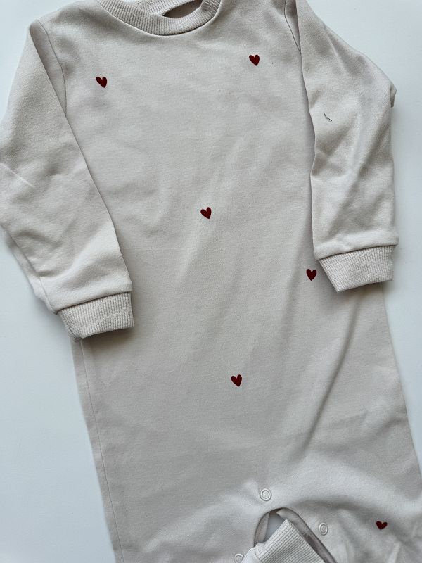 Pajac jasny beż z serduszkami rozmiar 86